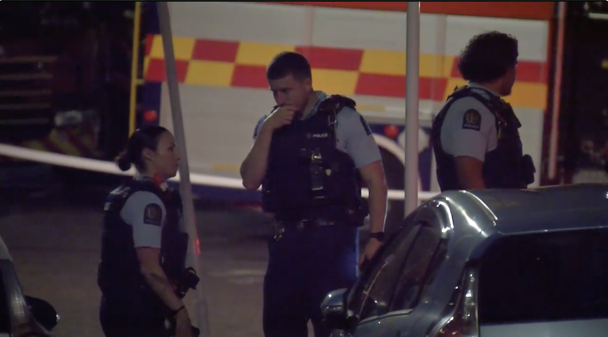 截屏2026-10-02 上午9.45.50 | 震惊!奥克兰一住宅内3人死亡!警方封锁现场,邻居:一小时前还见他陪孩子